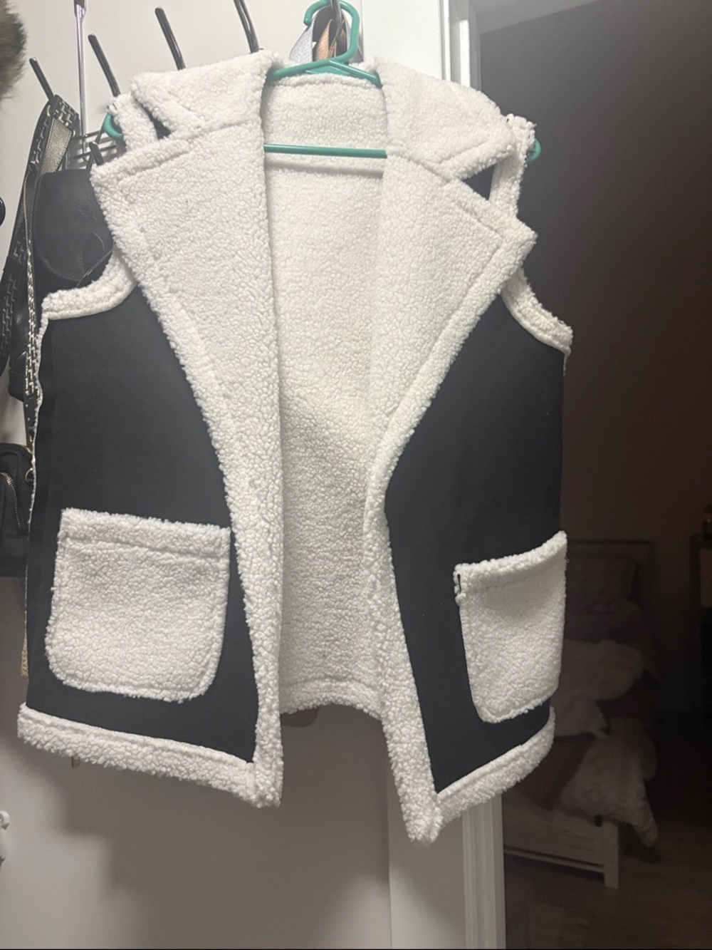 Women’s Sherpa-Lined Faux Suede Vest - White/Black
